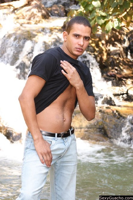 Niedlicher schwuler Kerl posiert für die Kamera in seiner sexy schwarzen Unterwäsche
 #76899357
