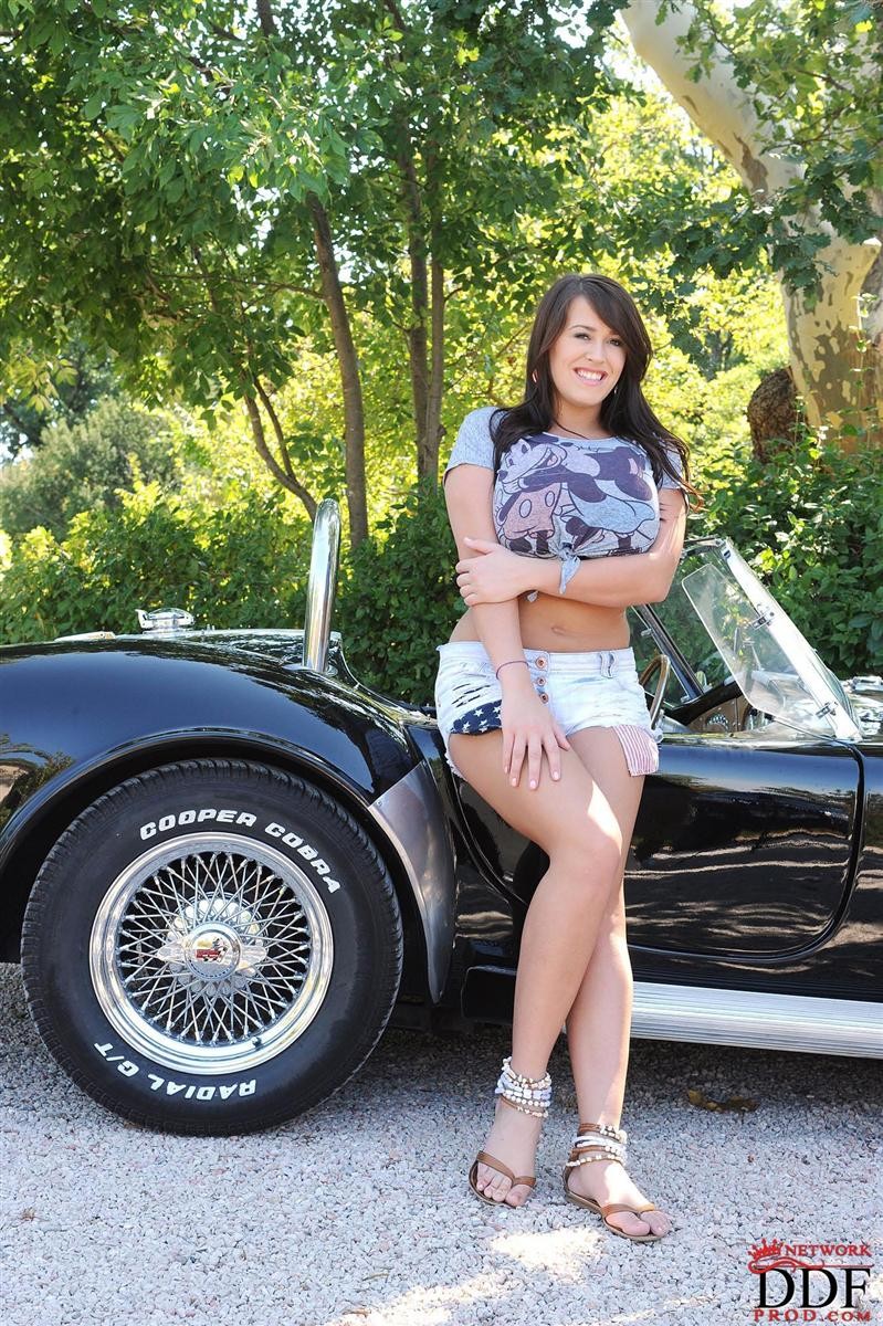 Leanne crow juega con sus tetas en un shelby cobra
 #74753990