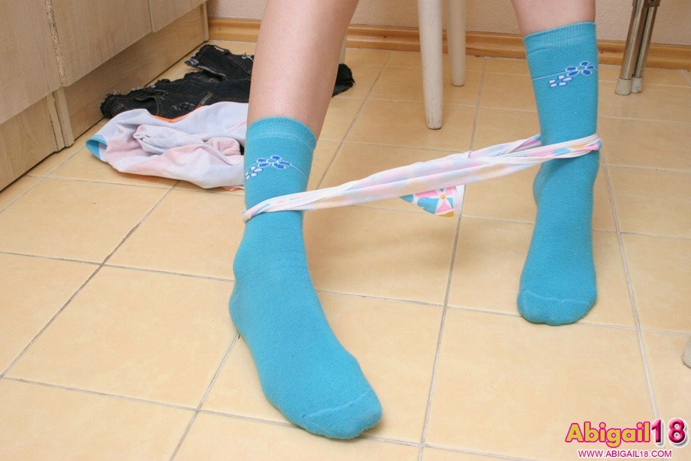 Schüchternes Mädchen masturbiert nackt
 #79037991