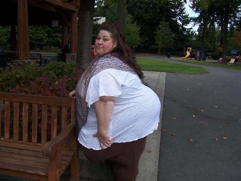 Femme mature très grosse avec un énorme ventre qui pose
 #75485120