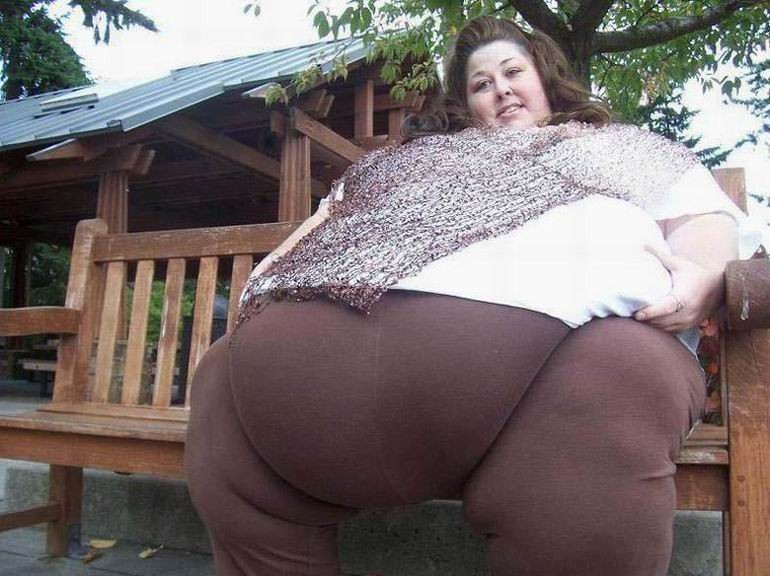 Femme mature très grosse avec un énorme ventre qui pose
 #75485127