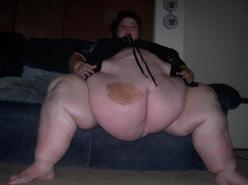 Femme mature très grosse avec un énorme ventre qui pose
 #75485141