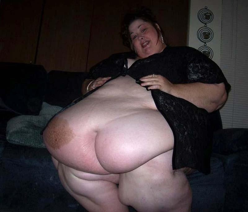 Femme mature très grosse avec un énorme ventre qui pose
 #75485150