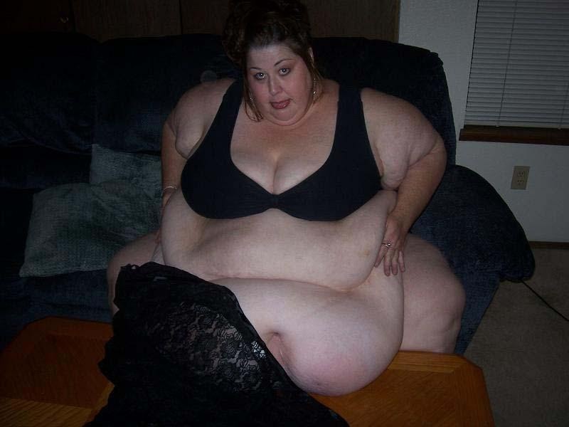 Femme mature très grosse avec un énorme ventre qui pose
 #75485157