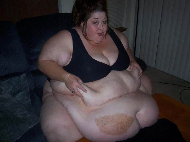 Femme mature très grosse avec un énorme ventre qui pose
 #75485167