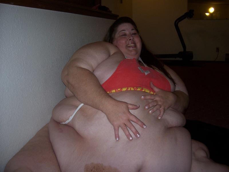 Femme mature très grosse avec un énorme ventre qui pose
 #75485217