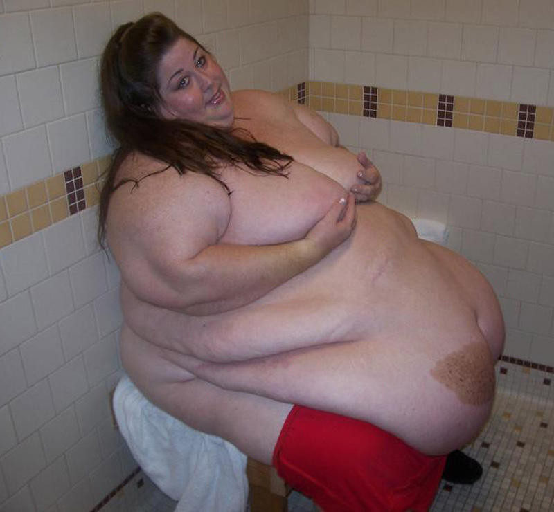 お腹の出た太った女性がポーズをとる
 #75485222