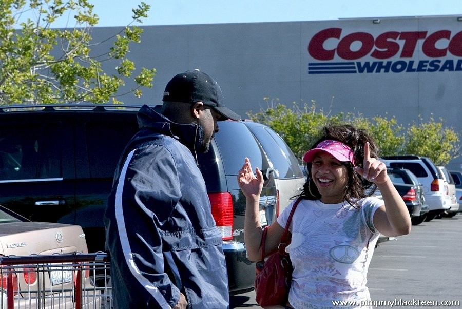 Langhaariges Mokka-Babe wird gepimpt, bevor ein riesiger schwarzer Schwanz sie fickt
 #73367018