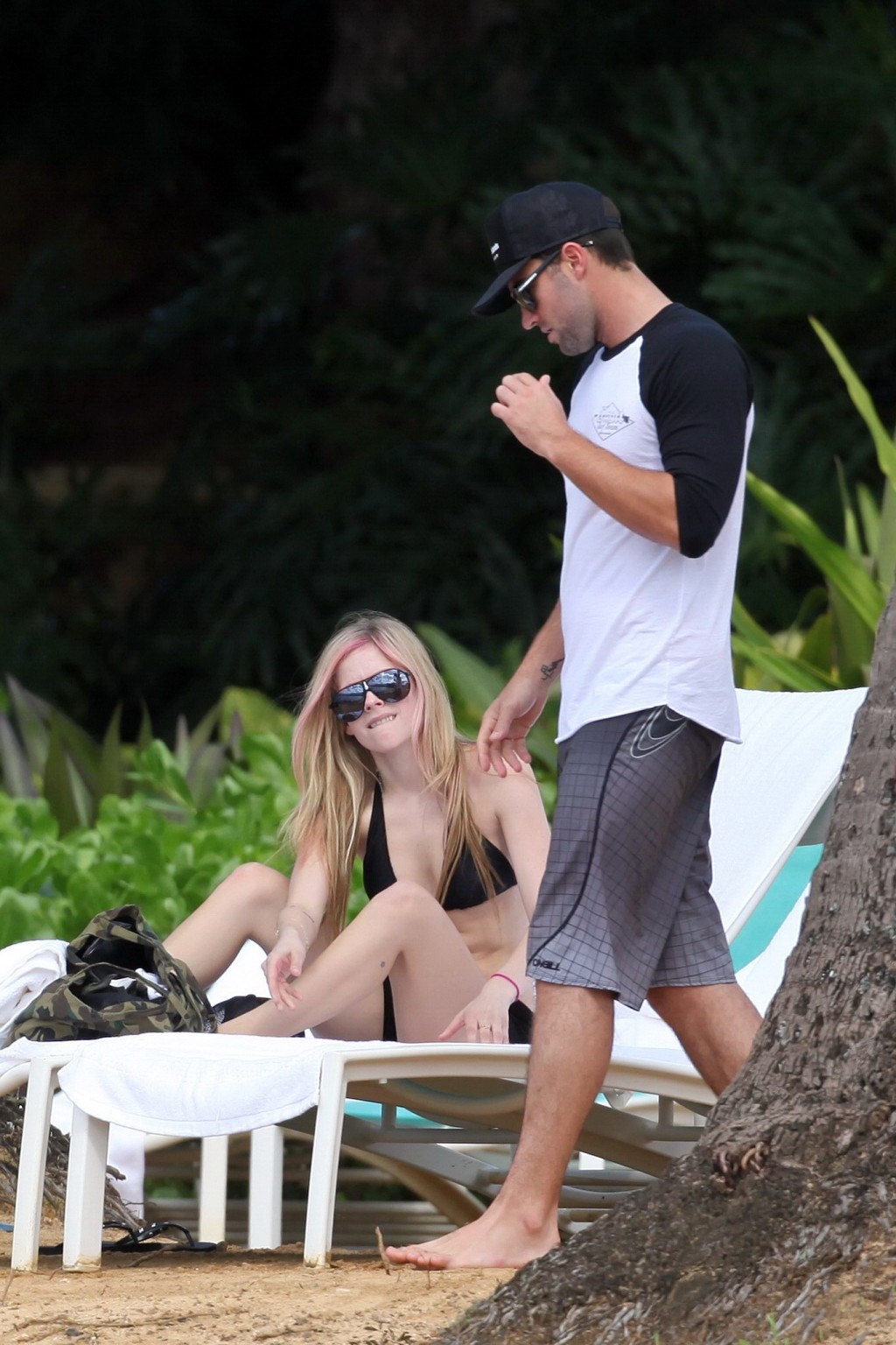 Avril Lavigne beim Bräunen in Hawaii in einem sexy schwarzen Bikini
 #75321721