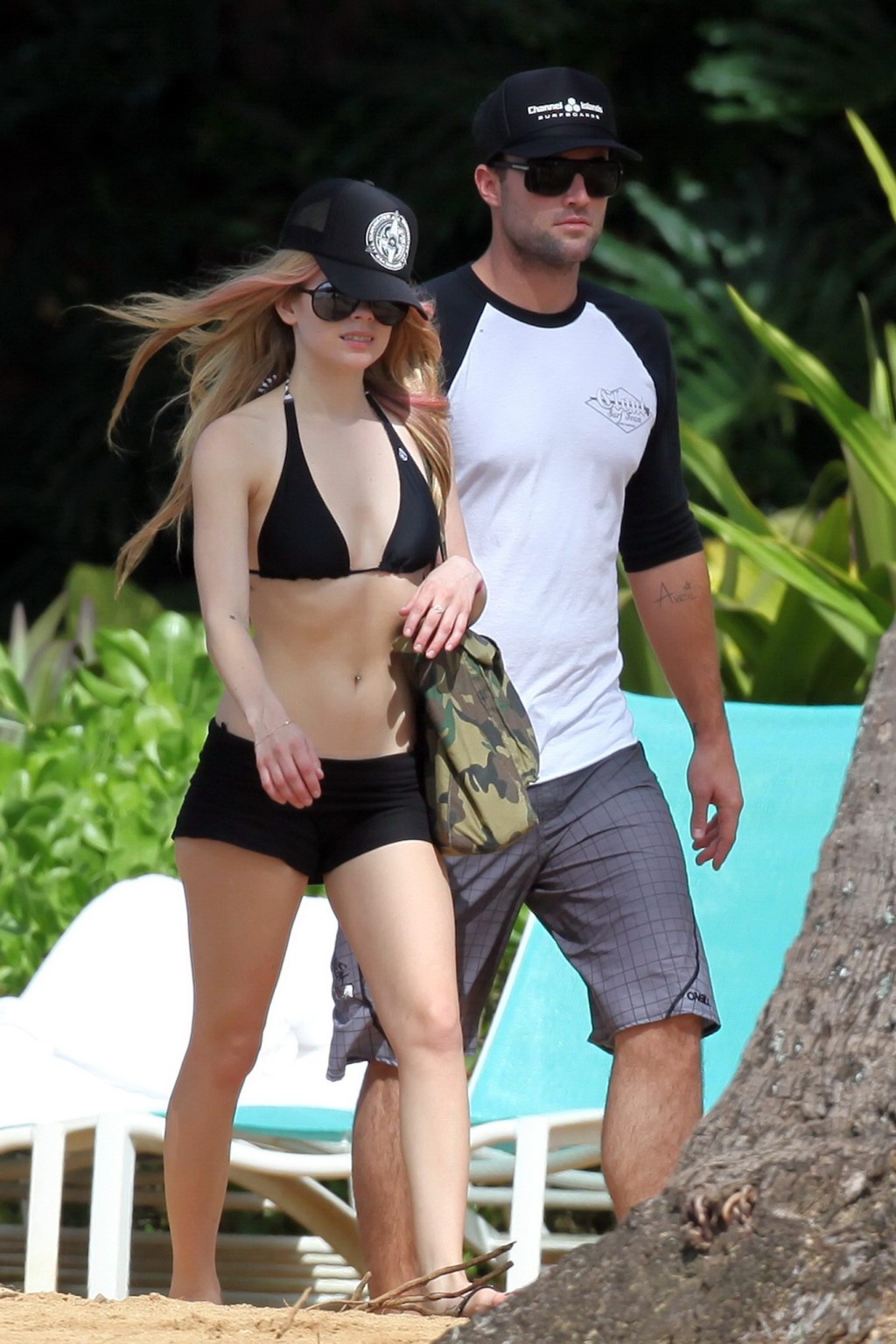 Avril Lavigne beim Bräunen in Hawaii in einem sexy schwarzen Bikini
 #75321765