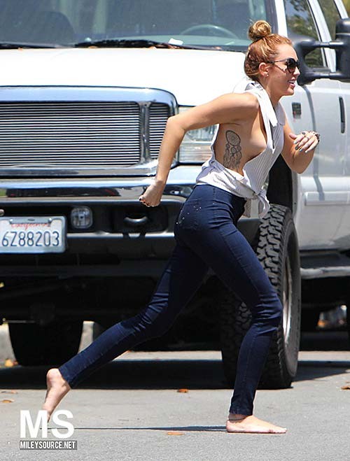 Miley cyrus sexy Seite boob und heiße Beine Paparazzi Fotos
 #75262486