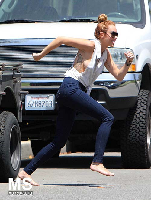 Miley Cyrus sexy lato tetta e gambe calde foto paparazzi
 #75262491
