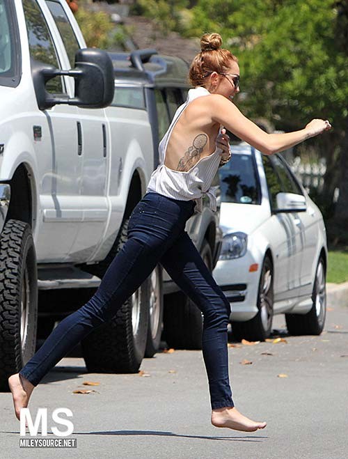 Miley Cyrus sexy lato tetta e gambe calde foto paparazzi
 #75262497