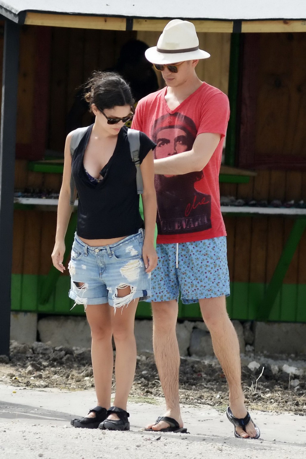 Rachel Bilson zeigt riesiges Dekolleté in schwarzem Top und zerrissenen Denim-Shorts in Barb
 #75194810