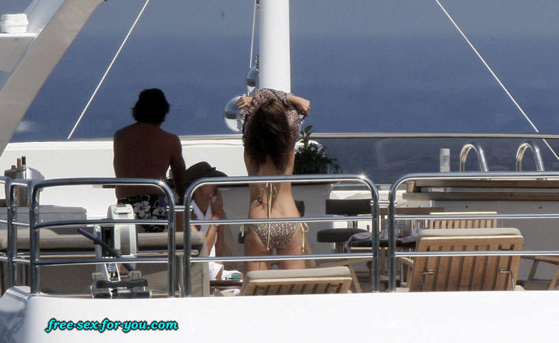 Cindy Crawford pose seins nus sur un yacht photos paparazzi
 #75431108