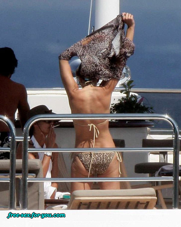 Cindy Crawford pose seins nus sur un yacht photos paparazzi
 #75431126