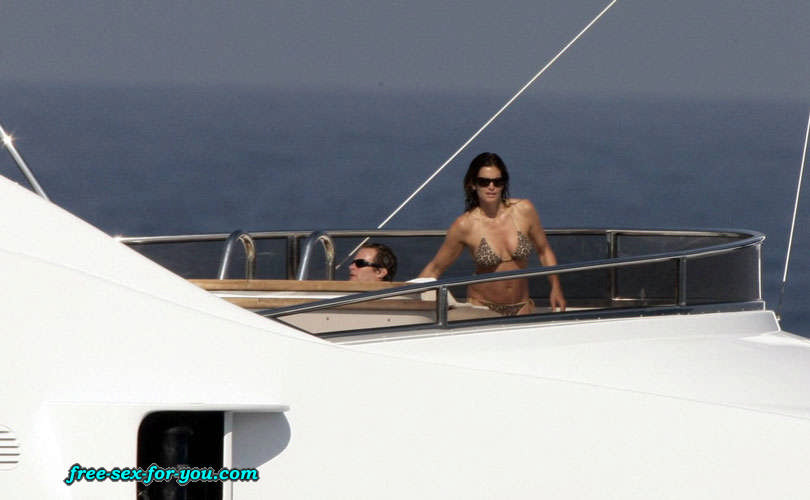 Cindy Crawford pose seins nus sur un yacht photos paparazzi
 #75431141