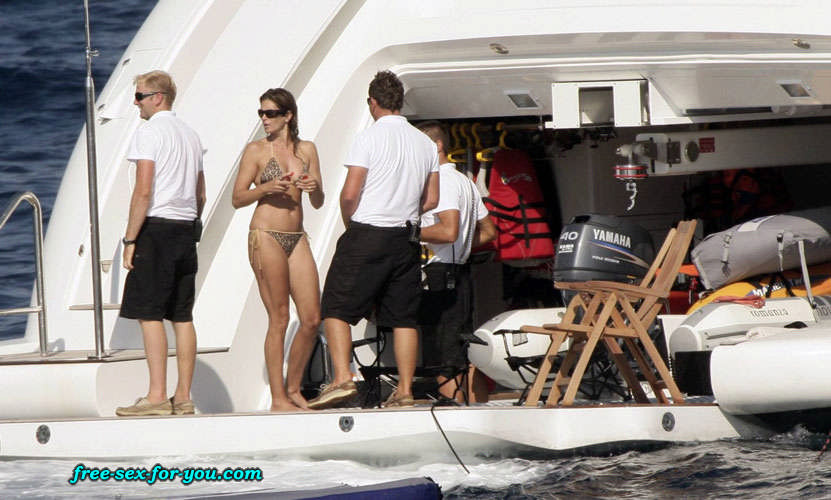 Cindy Crawford pose seins nus sur un yacht photos paparazzi
 #75431165