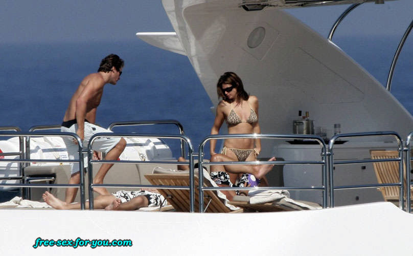 Cindy Crawford pose seins nus sur un yacht photos paparazzi
 #75431179
