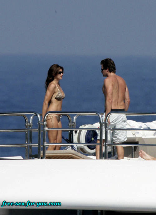 Cindy Crawford pose seins nus sur un yacht photos paparazzi
 #75431189