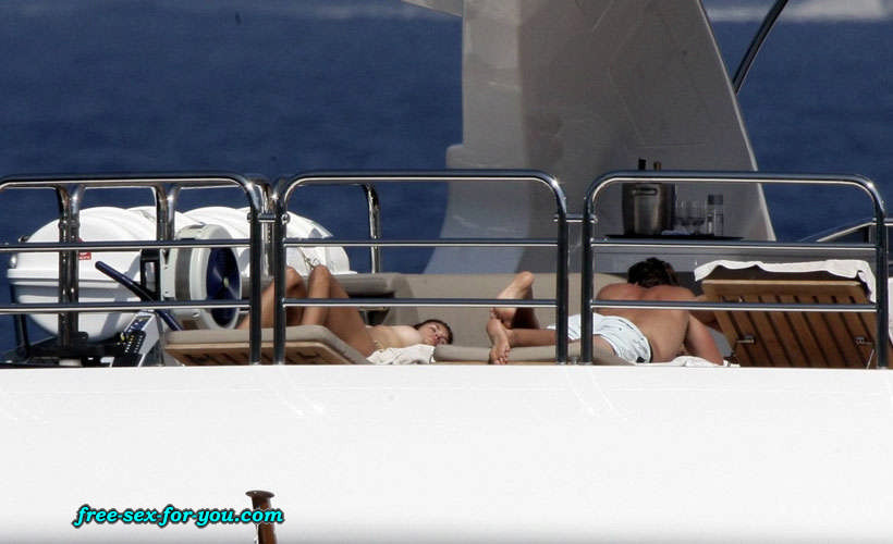 Cindy Crawford pose seins nus sur un yacht photos paparazzi
 #75431191
