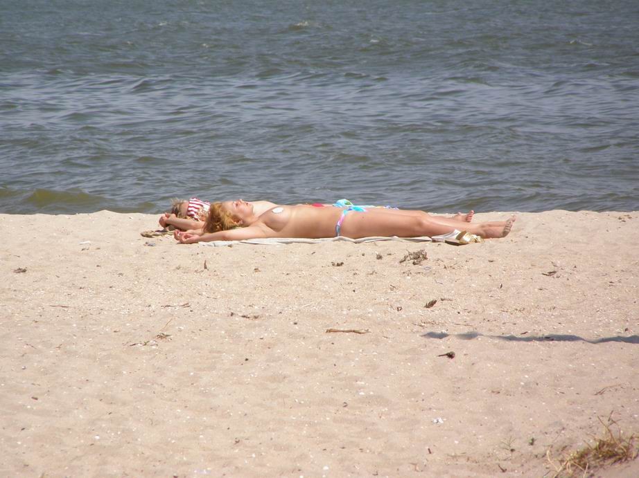 Pin up teen mostra il suo corpo alla spiaggia nudista
 #72253334