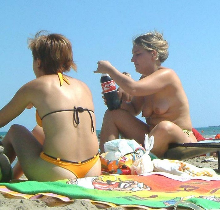 Pin up teen mostra il suo corpo alla spiaggia nudista
 #72253365
