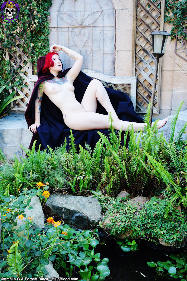 Magischer blasser Rotschopf nackt Cosplay im Garten
 #71052778