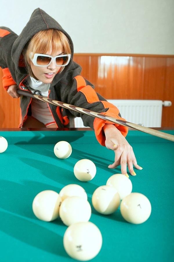 Dos impresionantes amigas jóvenes jugando al billar
 #73829134
