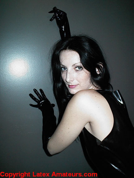 Pálido gótico aficionado en látex muestra su anillo del clítoris
 #76660687