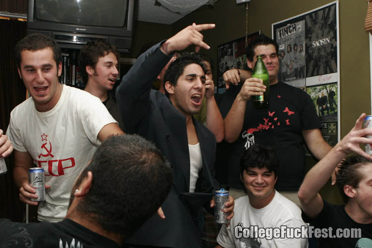 Nenas calientes jugando en una fiesta universitaria
 #78156485