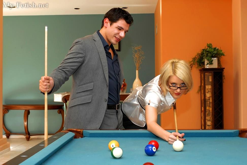 Eine sexy Blondine bekommt ihre Brille mit klebrigem Glibber bespritzt
 #73889671