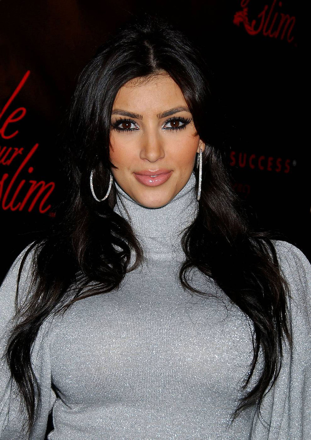 Kim Kardashian che espone il suo cazzo di corpo sexy e tette enormi
 #75320586