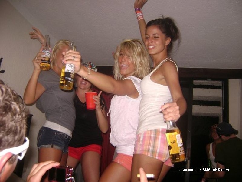 Betrunkene und geile Amateur-Teenie-Freundinnen beim Feiern
 #79430324