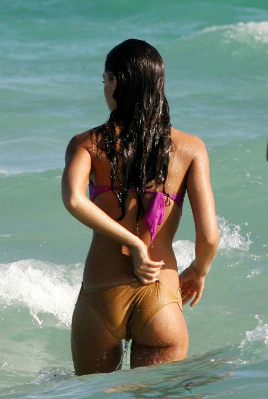 Jessica alba mostrando su cuerpo sexy y su culo caliente en bikini en la playa
 #75295340