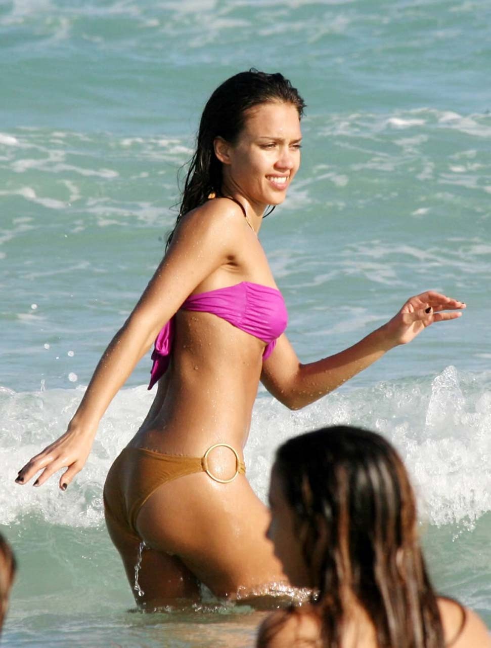 Jessica alba mostrando su cuerpo sexy y su culo caliente en bikini en la playa
 #75295363