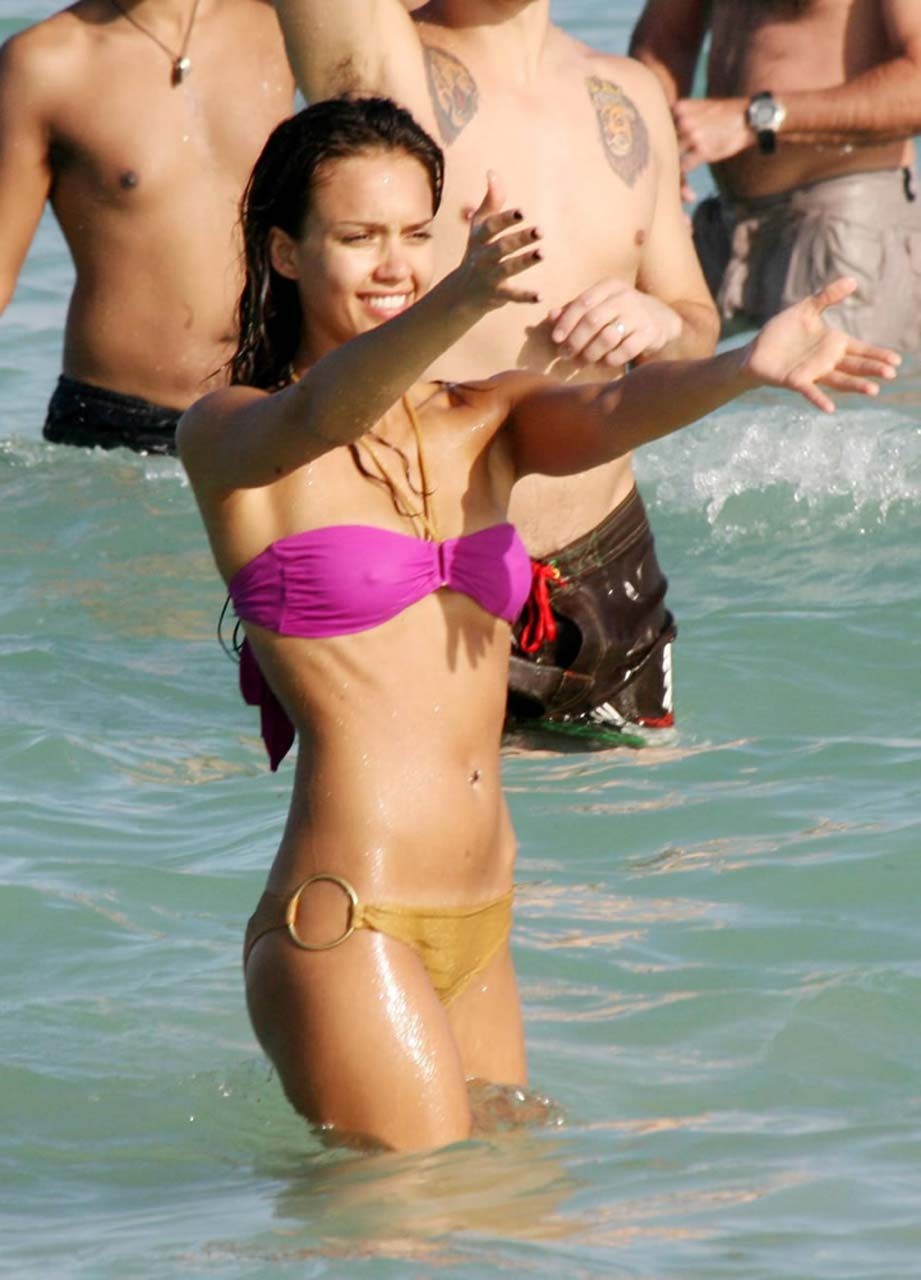 Jessica alba mostrando su cuerpo sexy y su culo caliente en bikini en la playa
 #75295375