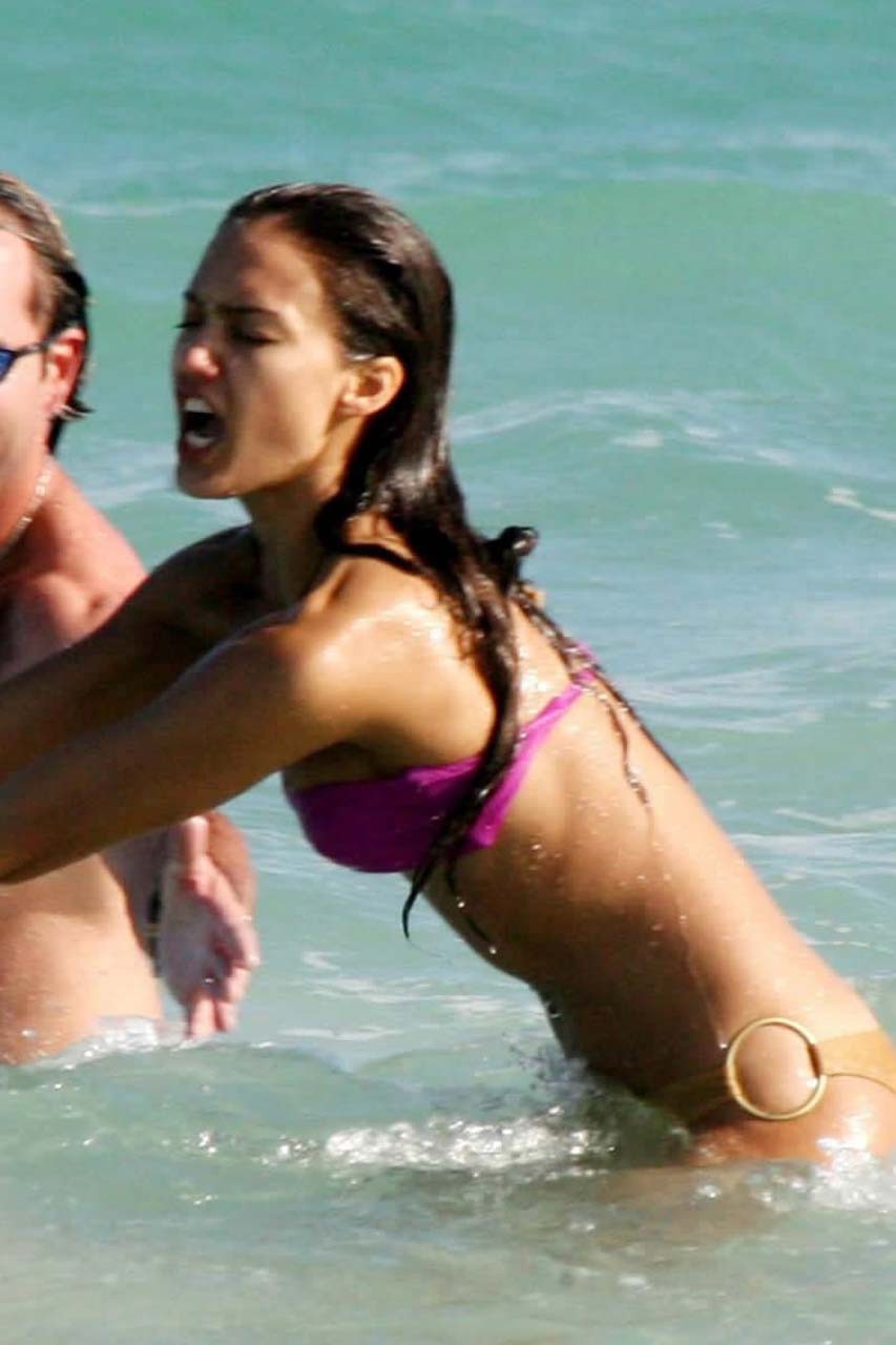 Jessica Alba exposing her fucking sexybody and hot ass in bikini on beach #75295383