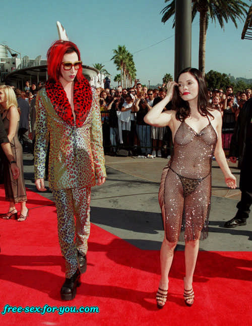 Rose mcgowan zeigt Titten und Arsch in heißem durchsichtigem Kleid
 #75436566
