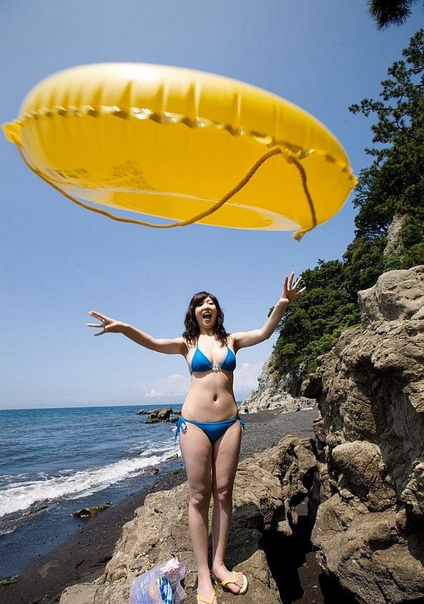Saki koto giapponese che mostra le tette in spiaggia
 #69752574