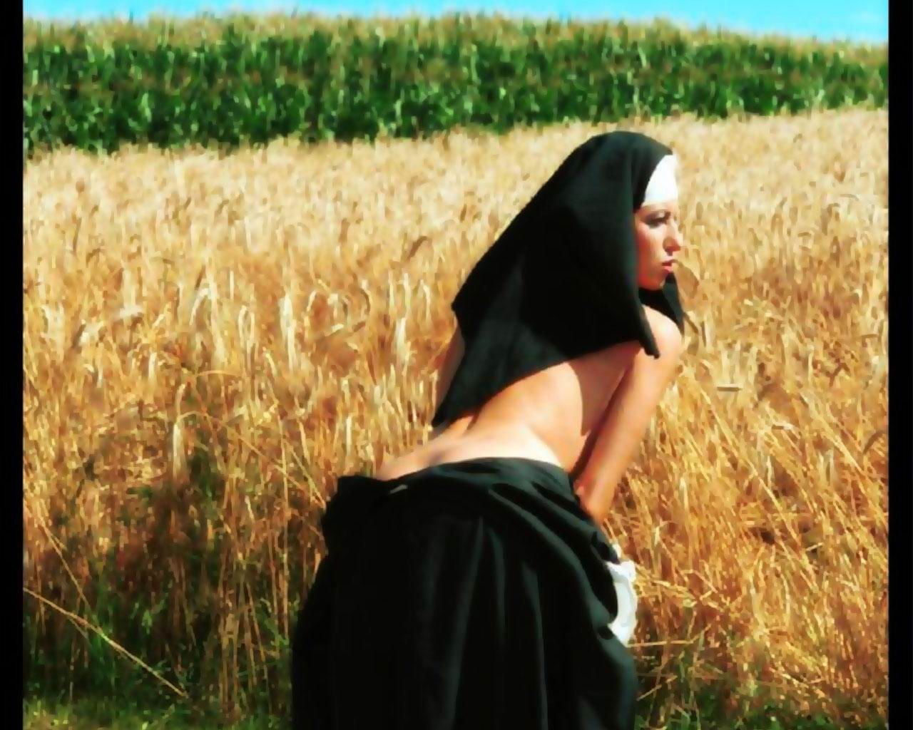 Schöne Nonnen zeigen ihre Leckereien
 #71000115