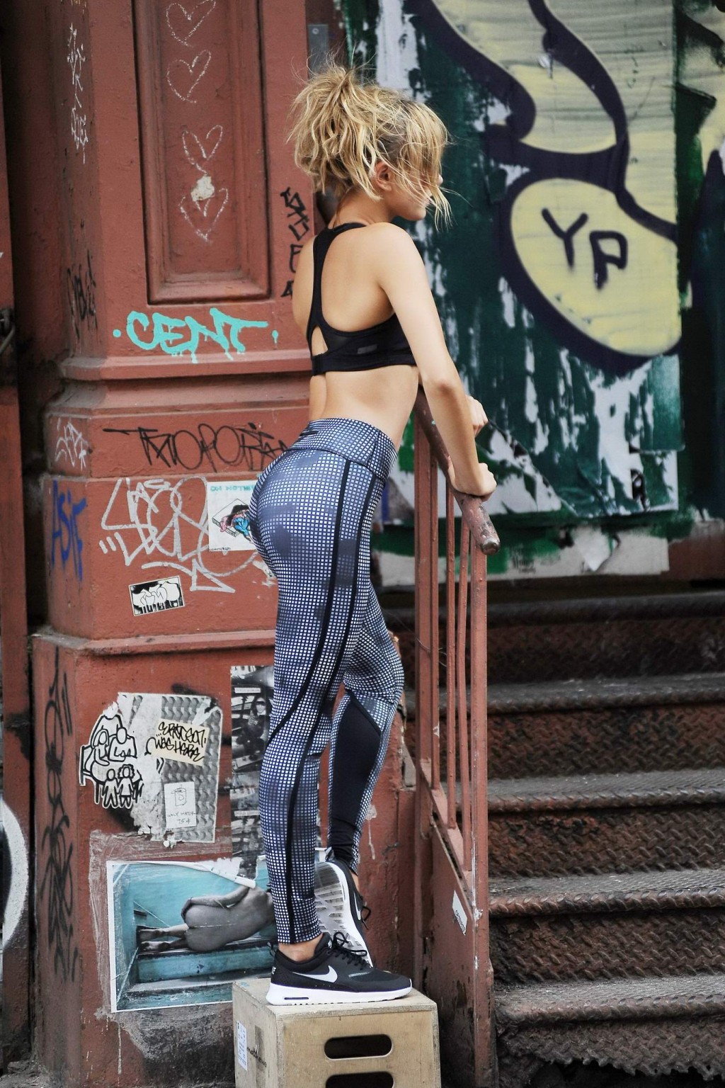 Hailey baldwin indossa collant con reggiseno sportivo sul set
 #75153571