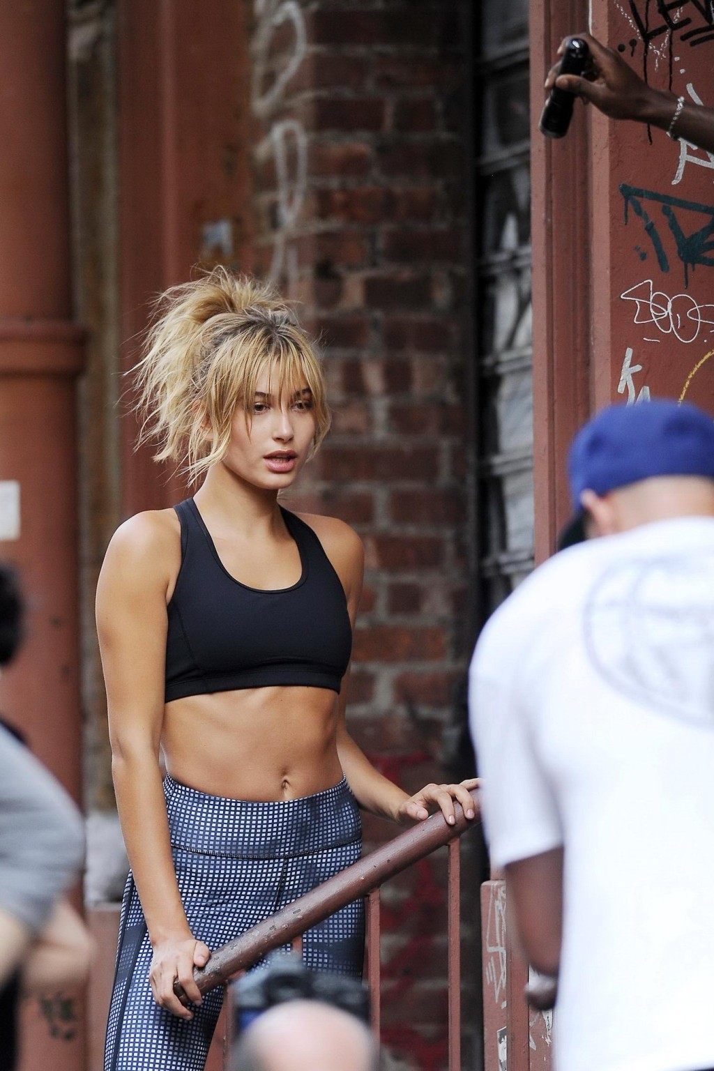 Hailey baldwin indossa collant con reggiseno sportivo sul set
 #75153604