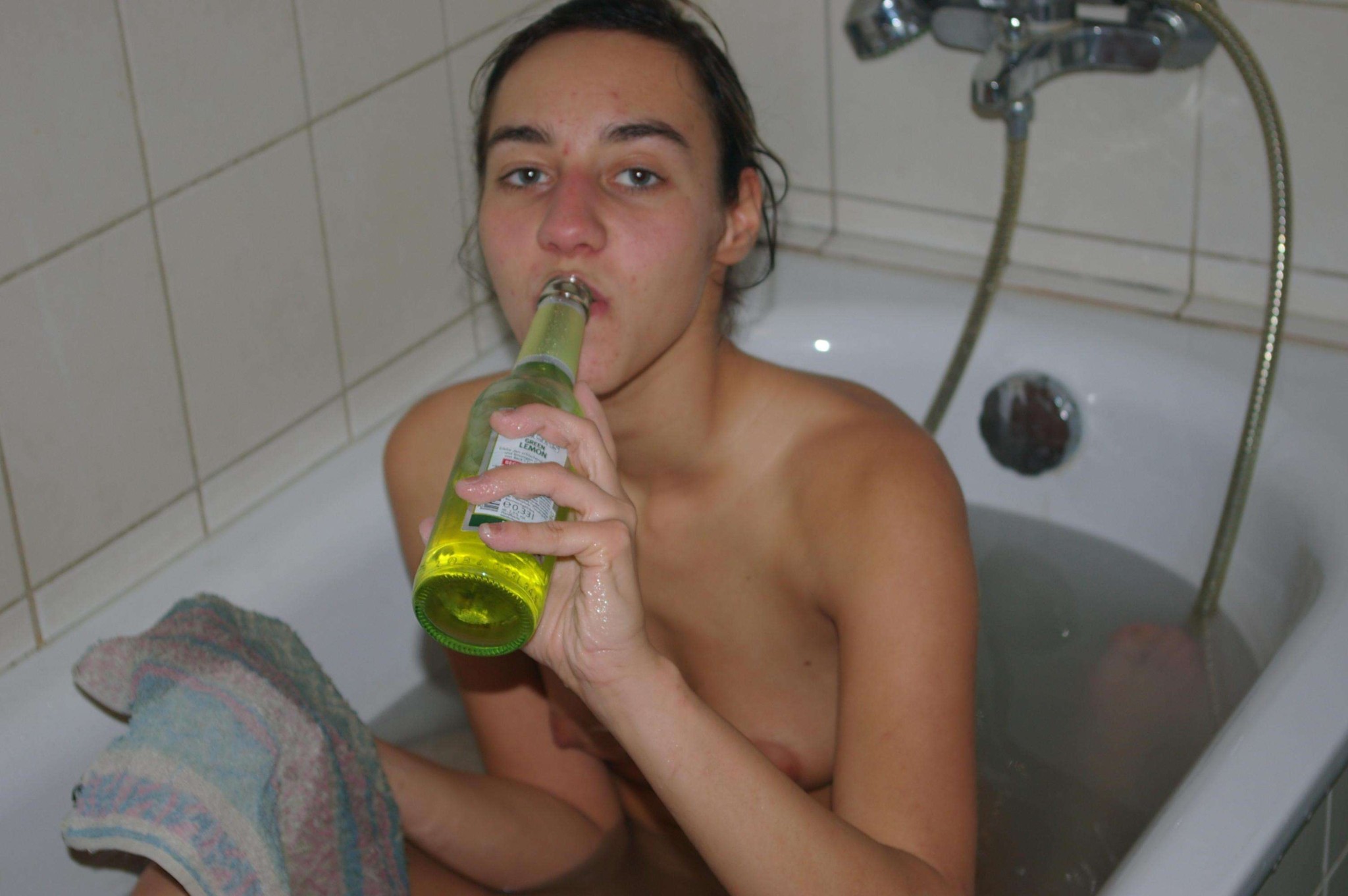 Allison desnuda en la bañera
 #75705795