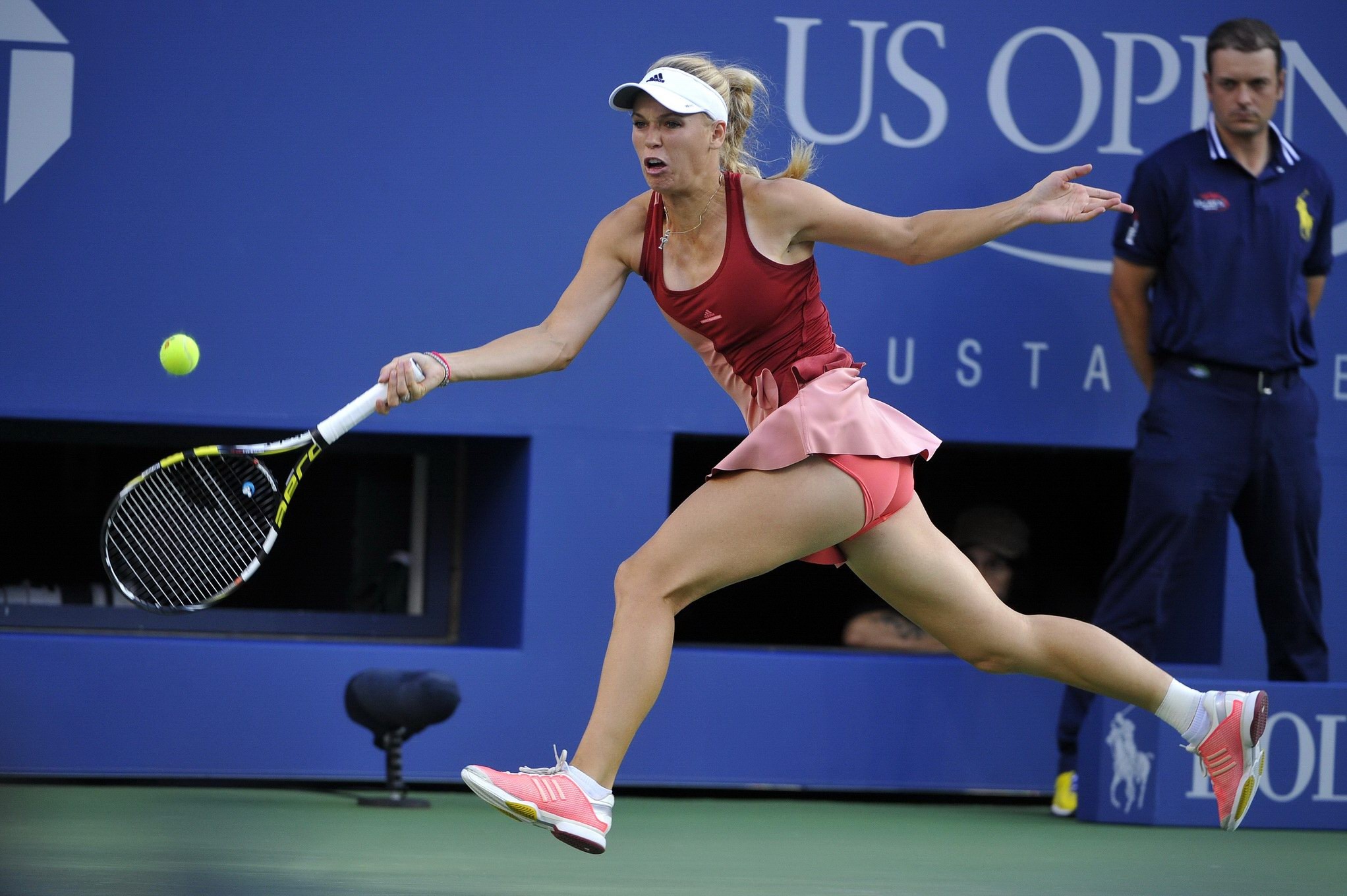 Caroline wozniacki blinkt ihr rotes Höschen bei den us open finals
 #75186206