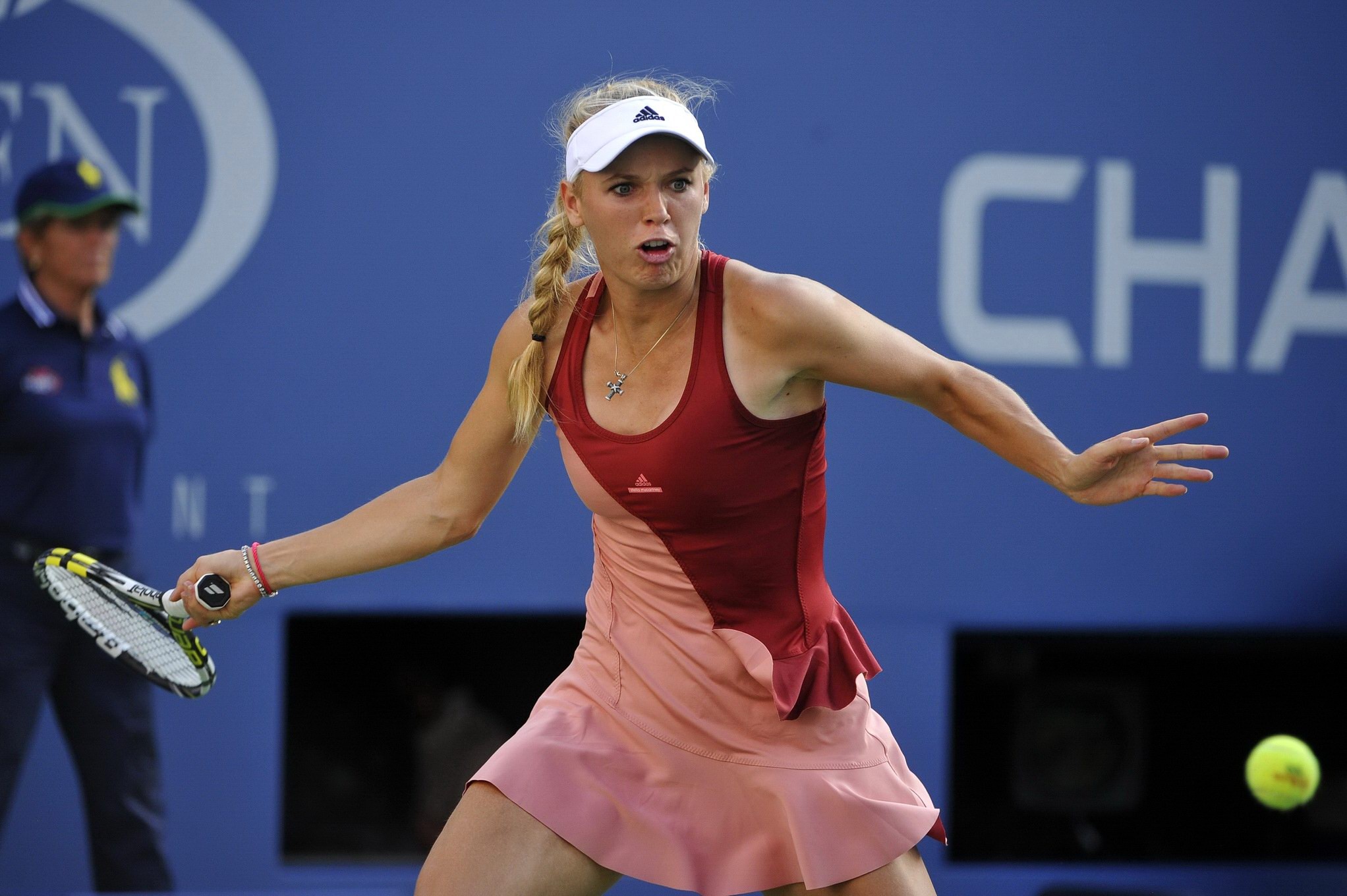 Caroline wozniacki mostrando le sue mutandine rosse alle finali di us open
 #75186239