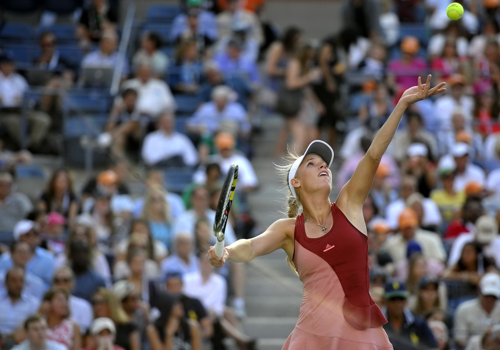 Caroline wozniacki mostrando le sue mutandine rosse alle finali di us open
 #75186288