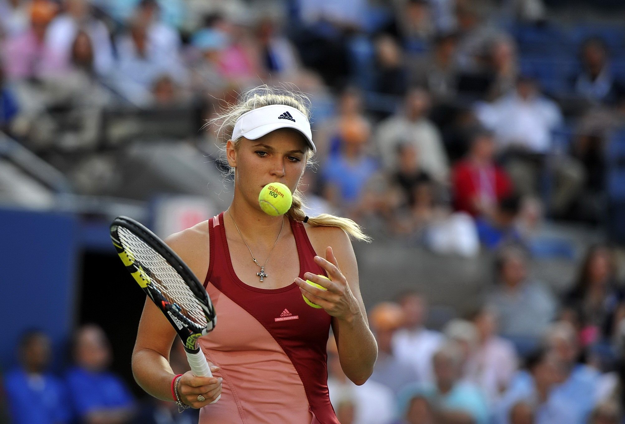 Caroline wozniacki blinkt ihr rotes Höschen bei den us open finals
 #75186292