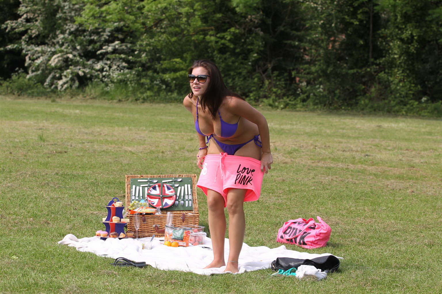 Imogen thomas se desnuda con un bikini morado y se broncea en el parque de londres
 #75261884