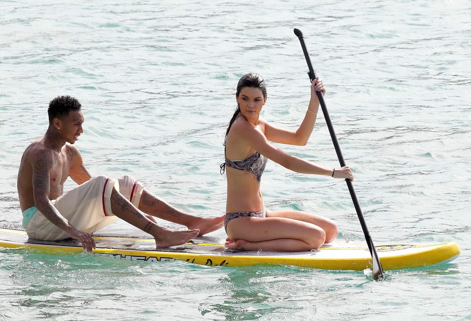 Kendall jenner paddleboarding in bikini su una spiaggia a st barts
 #75154391